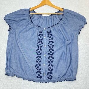 St Johns Bay Chambray Blouse Women's 1X Blue Embroidered Short Sleeve Button Up